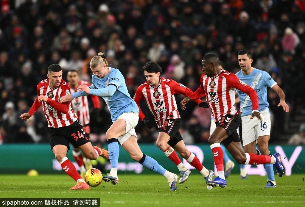 组图：英超曼城0-0桑德兰 哈兰德带球突破